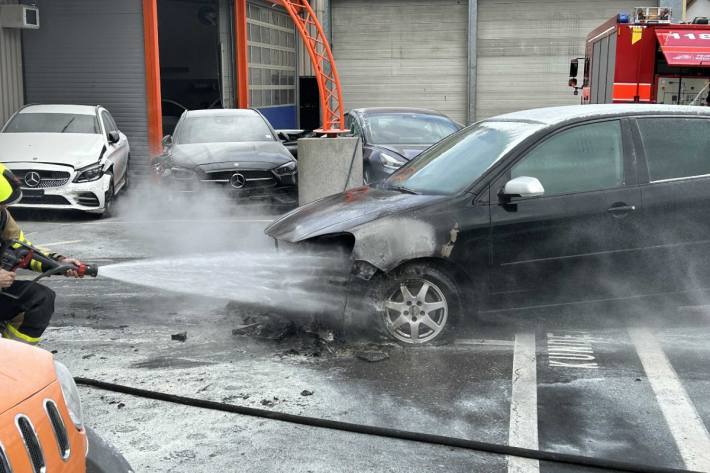 Im Kanton Schwyz brannte in Reichenburg ein Auto.