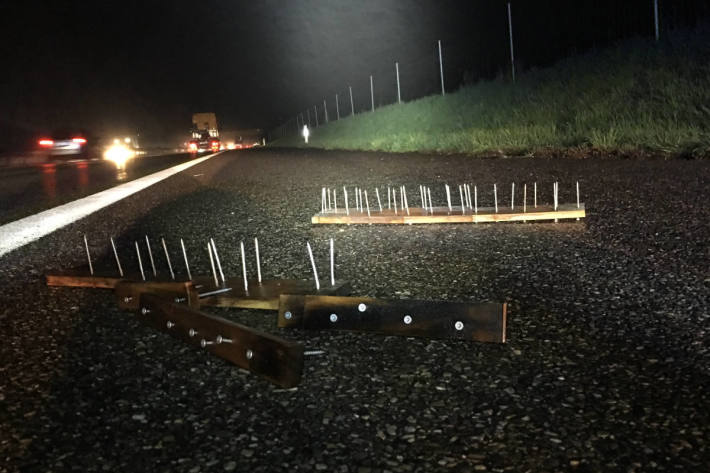 Die Nagelbretter, welche die Polizei auf dem Pannenstreifen der A3 vorfand.