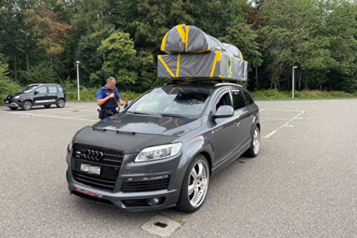 Verkehrskontrolle eines mit Möbeln beladenen Personenwagens