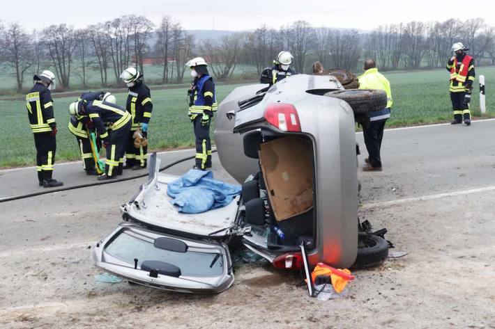 Die Feuerwehr musste in Marienmünster das Dach abtrennen, um die beiden Verletzten aus dem Auto holen zu können