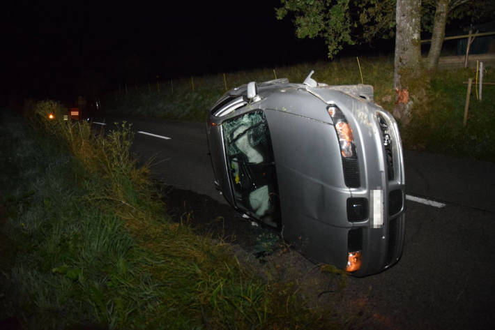 Fahrzeuglenker/in entfernt sich nach Verkehrsunfall von Unfallstelle