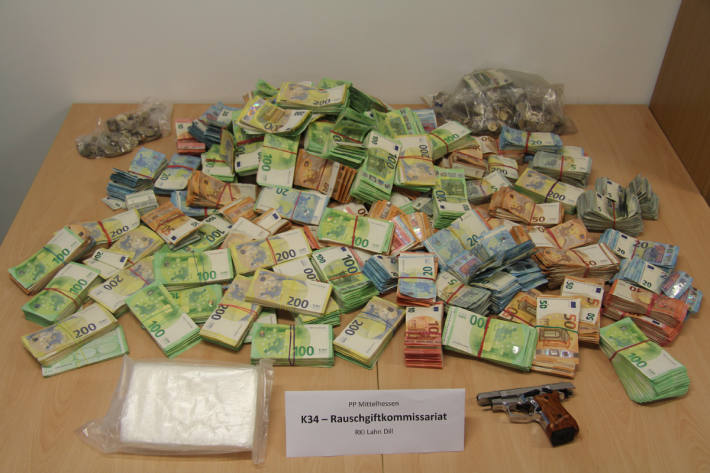 900.000 EUR und eine erhebliche Menge Drogen wurden sichergestellt.