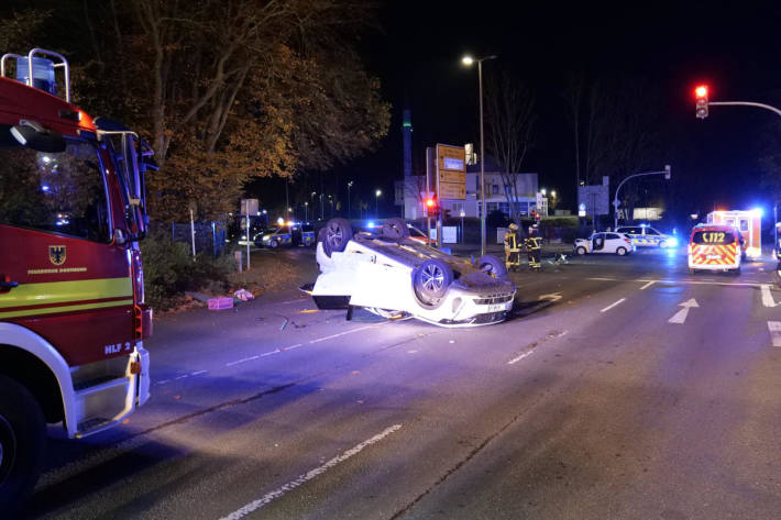 Ein Auto wurde bei der Kollision aufs Dach geschleudert.