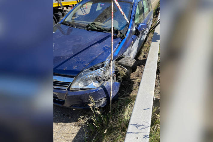 Personenwagen kollidiert mit Mittelleitplanke auf der A2 bei Eptingen