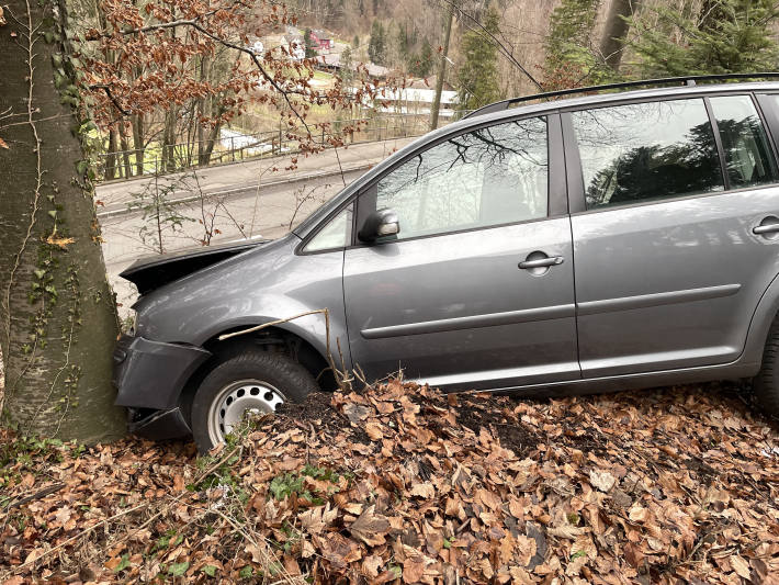 Frontal gegen einen Baum geprallt