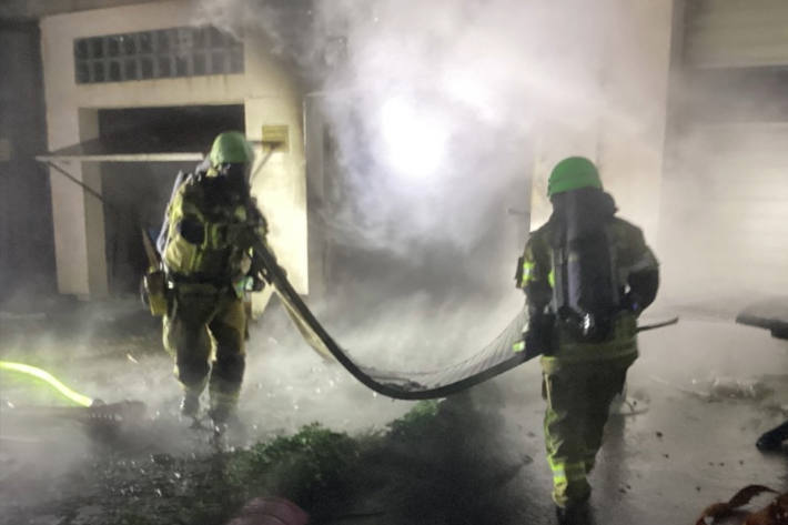 Der Brand hatte sich bereits auf eine weitere Garage ausgebreitet.