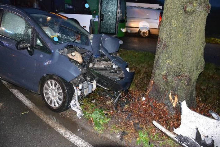 Das Auto prallte frontal gegen einen Straßenbaum.