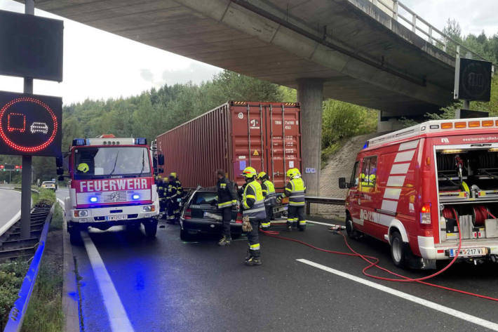 Der Fahrer und drei Kinder wurden leicht verletzt.