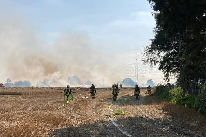 Großbrand auf Feld drohte auf Siedlung überzugreifen