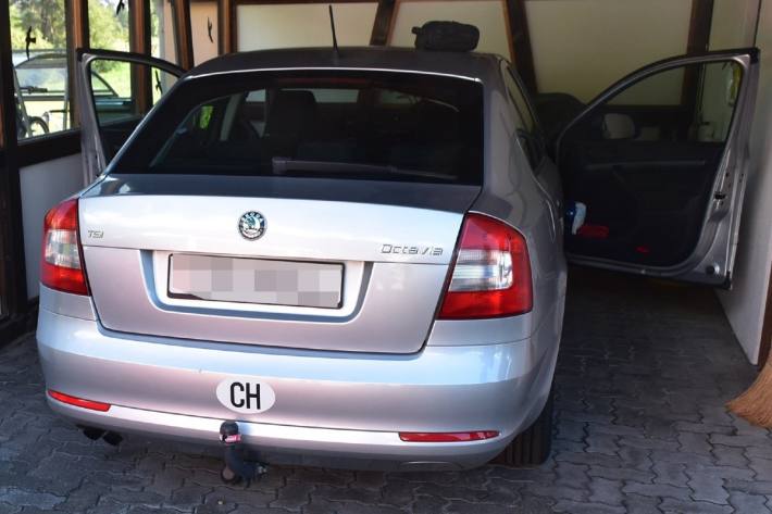 Bei Einbrüchen ins Auto. Fahrzeug bis zum Eintreffen der Polizei unberührt lassen