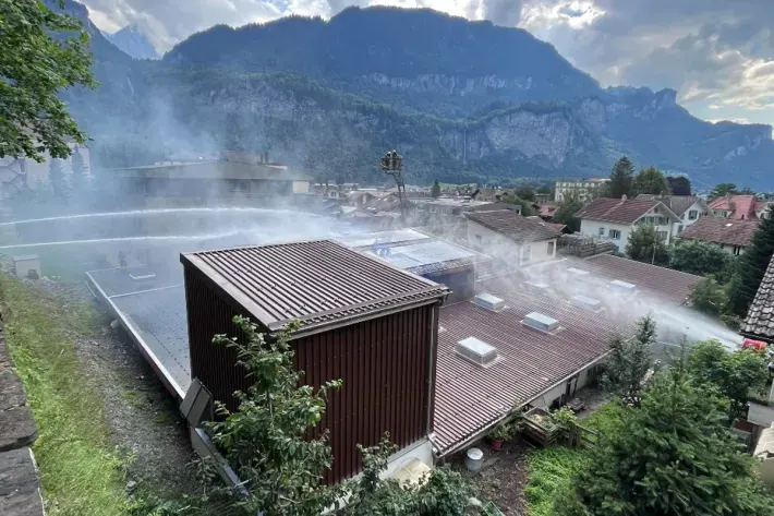 In Meiringen im Kanton Bern brannte es in einer Schreinerei. 