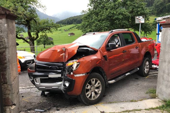 Der 32-Jahre alte Mann fuhr gestern frontal in eine Gartenmauer in Glarus.