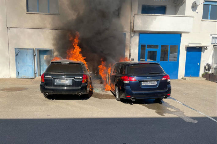 Zwei Fahrzeuge auf Garagenvorplatz komplett ausgebrannt in Aesch BL