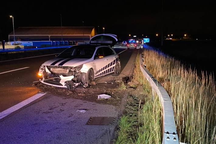 Crash mit der Leitplanke soll durch einen weissen BMW mit Zürcher Kontrollschilder ausgelöst worden sein.