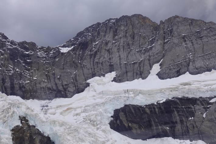 Am letzten Dienstagmittag wurde ein Bergsteiger, der seit Mitte August nach einem Eisabbruch mit Lawinenniedergang vermisst wurde, in einer Gletscherspalte in Grindelwald tot aufgefunden