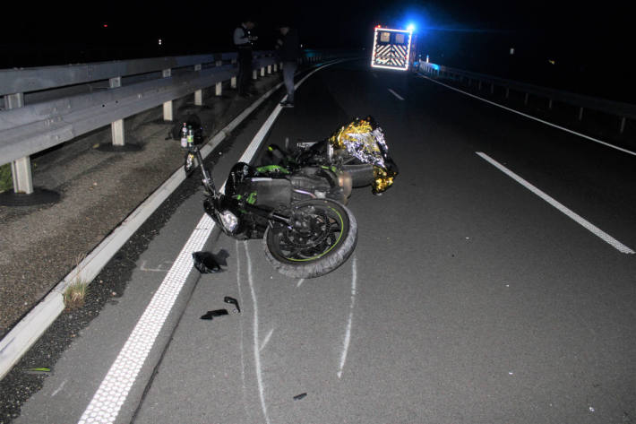 Motorradfahrerin auf der B56n bei Unfall verletzt