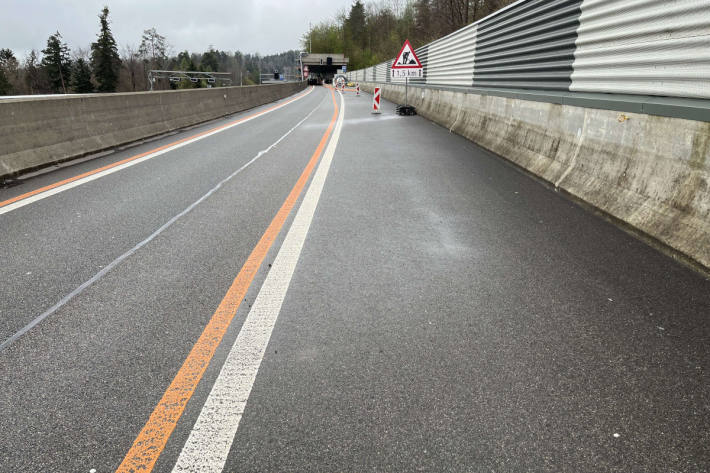 Die Autolenkerin wurde bei der Kollision mit der Baustellenabschrankung verletzt.