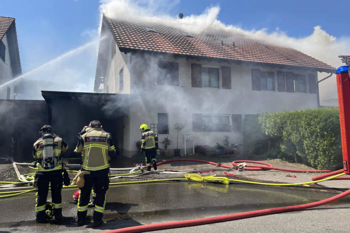 Brand verwüstet Doppeleinfamilienhaus in Eiken