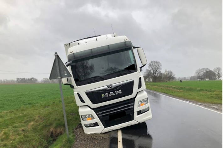 Sattelzug fährt sich an Straßenrand fest