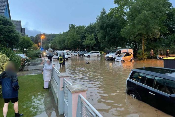 In Erkrath standen ganze Straßenzüge vollständig unter Wasser, die Häuser mussten teilweise mithilfe von Booten von der Feuerwehr evakuiert werden