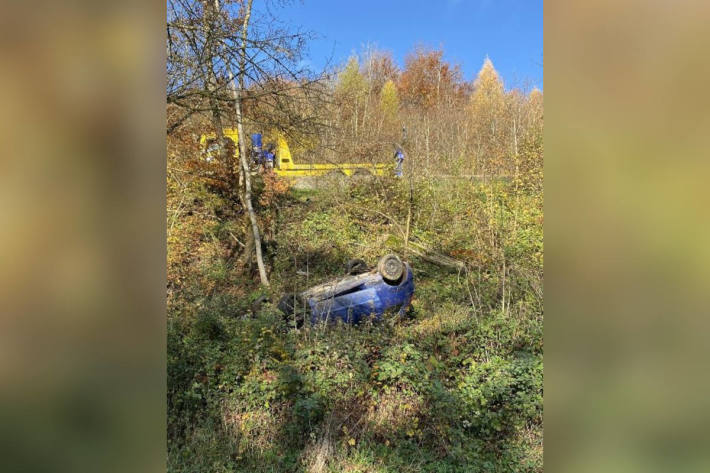  Verlassenes Auto auf Dach liegend gefunden