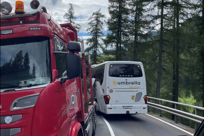 Die Julierstrasse musste wegen der Streifkollision für einige Zeit gesperrt werden.