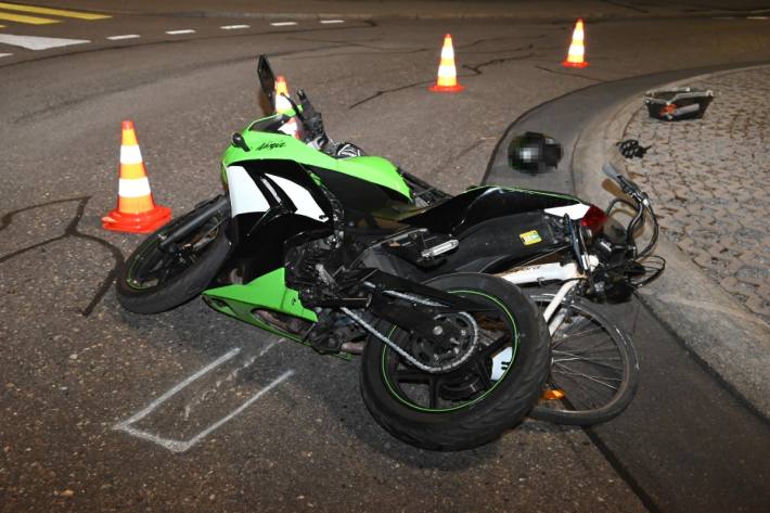 Unfall zwischen Motorrad und e-Bike in Rapperswil-Jona. 