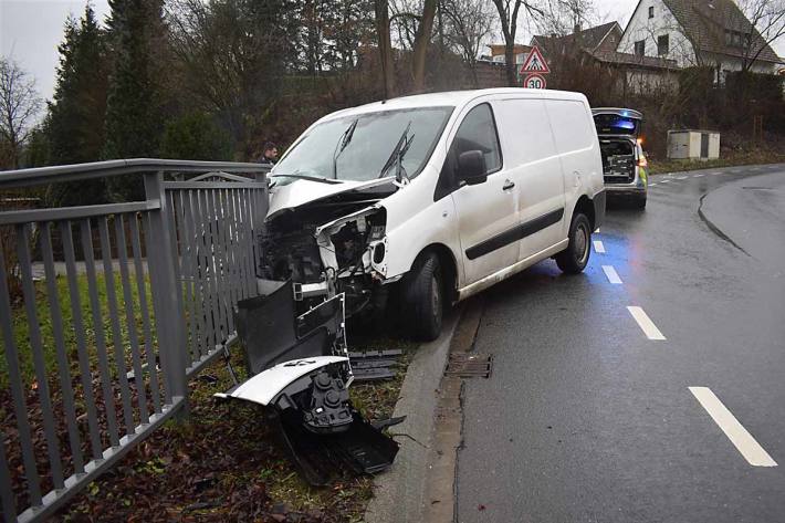 Alleinunfall auf abschüssiger Strecke in Hiddenhausen 