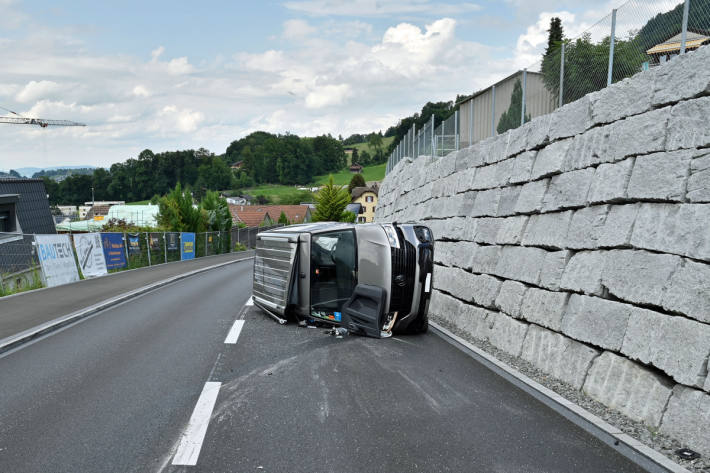 Die Beifahrerin im gekippten Personenwagen verletzte sich