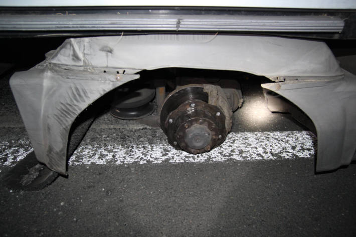 Überladener LKW verliert Hinterräder auf der A2