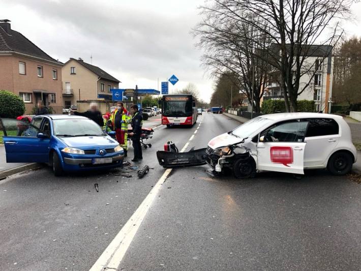 Zwei Verletzte und hoher Sachschaden nach Verkehrsunfall