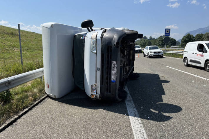 Wohnmobil kippt nach geplatztem Reifen um auf der A13 bei Montlingen