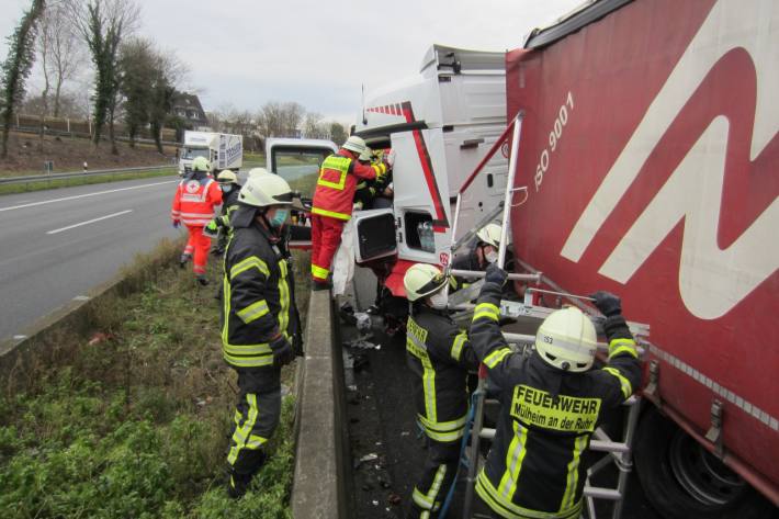 Glück im Unglück hatte der Lenker dieses LKW in Mülheim an der Ruhr