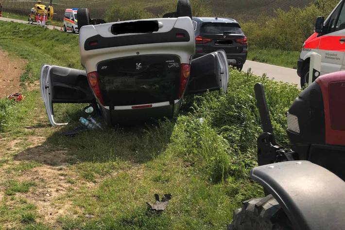 Der PKW wird auf der Beifahrerseite durch den Reifen des Traktors so touchiert, dass der PKW sich überschlägt und auf dem Dach im Graben in Bubenheim liegen bleibt