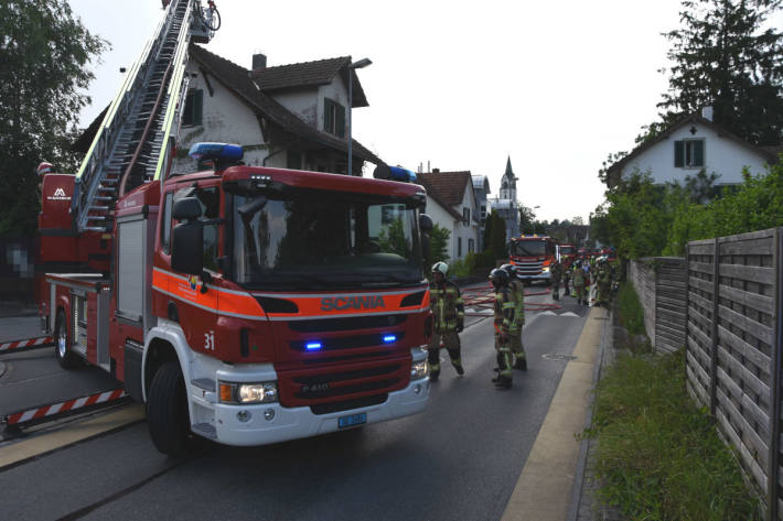 Löscharbeiten am brennenden Einfamilienhaus in Rapperswil-Jona