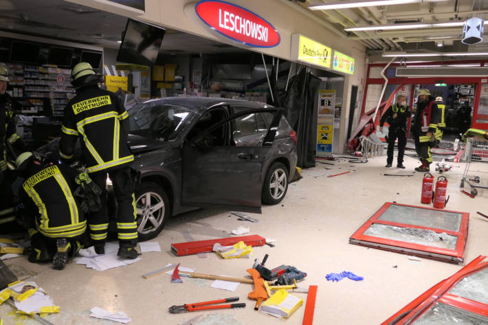 PKW fährt in Eingangsbereich eines Einkaufmarktes
