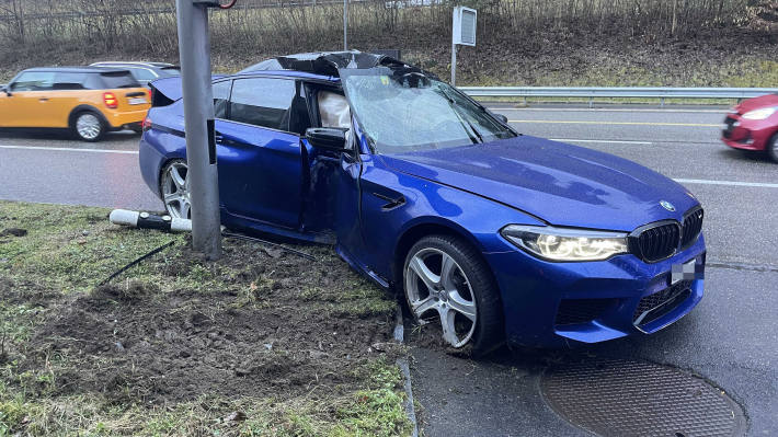 Auf regennasser Strasse mit BMW ins Schleudern geraten und gegen Mast geprallt