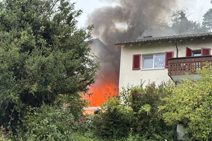 Das Feuer breitete sich schnell aus.