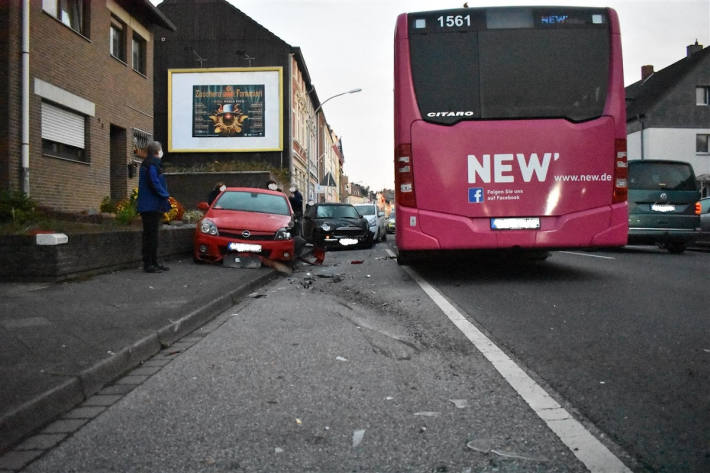 Linienbus prallt in sieben geparkte Fahrzeuge auf der Bahnstraße