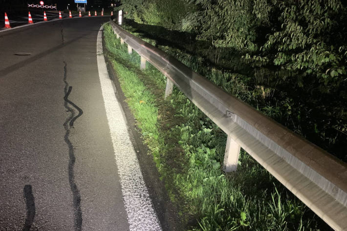 Bei Ausweichmanöver auf der A4 mit Auto in Leitplanke gekracht