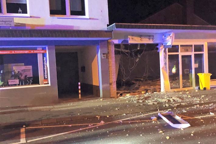 Täter haben den Geldautomaten einer Bank in Herzogenrath gesprengt