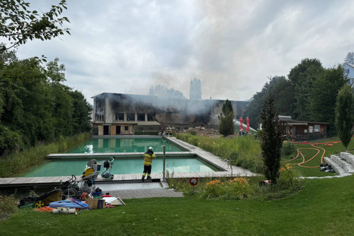 Das gesamte Firmenareal und das Naturbad sind wegen Einsturzgefahr und Aufräumarbeiten gesperrt.