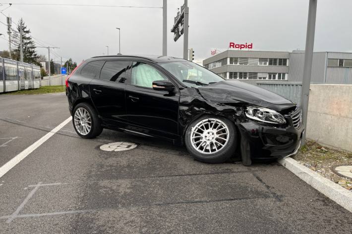 An der Limmattalbahn und am Volvo ist Sachschaden entstanden.