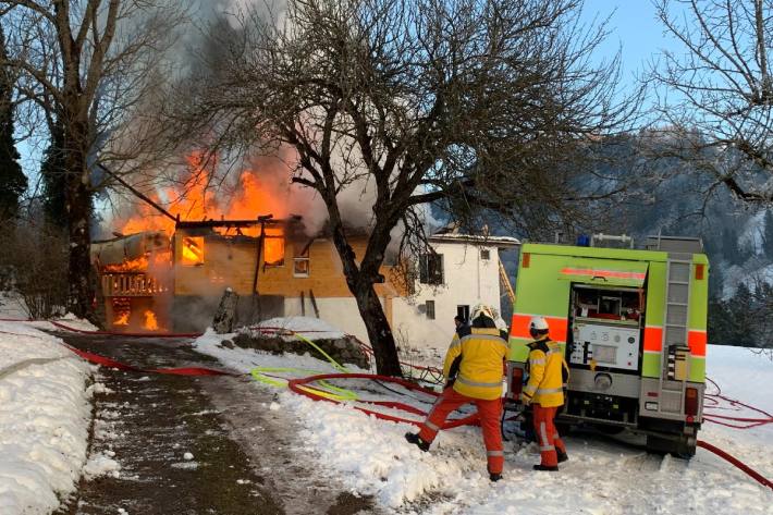 In Wollerau SZ wurde gestern ein Haus von den Flammen zerstört.