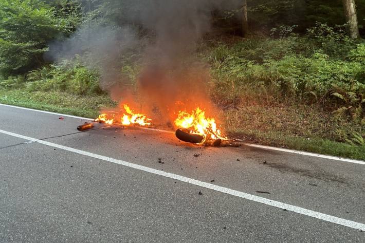 In Glashütten brannten  zwei Motorräder nach einem Unfall.