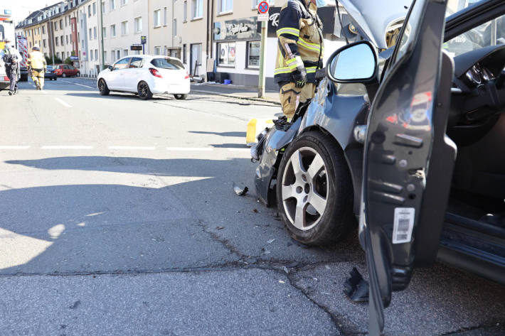 Verkehrsunfall mit Rettungswagen, eine Person schwer verletzt