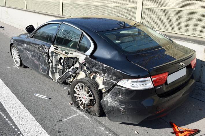 Der auf dem Pannenstreifen stehende Jaguar wurde massiv beschädigt.