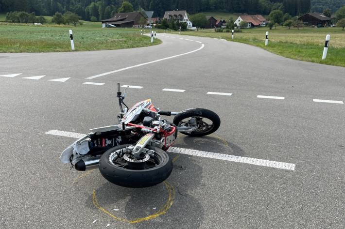 In Ettenhausen im Kanton Thurgau ist ein junger Motorradfahrer leicht verletzt worden.