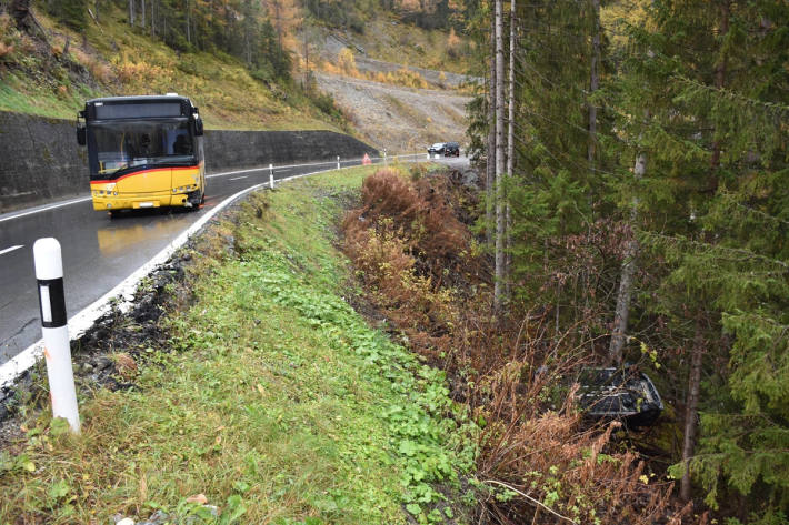 Personenwagen stürzt nach Kollision mit Postauto eine Böschung hinunter