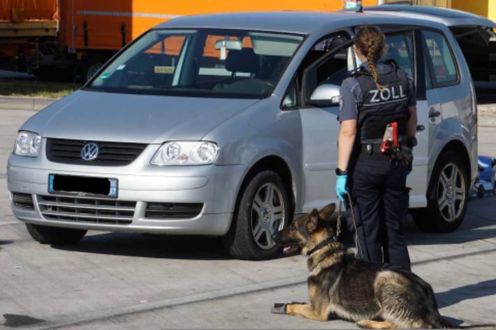 Der deutsche Schäferhund und seine Zollhundeführerin haben alle erforderlichen Lehrgänge an der Zollhundeschule in Neuendettelsau abgelegt